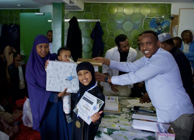 Vorsitzender der Somali-Gemeinschaft im Kanton Zürich schließt den Koranwettbewerb ab