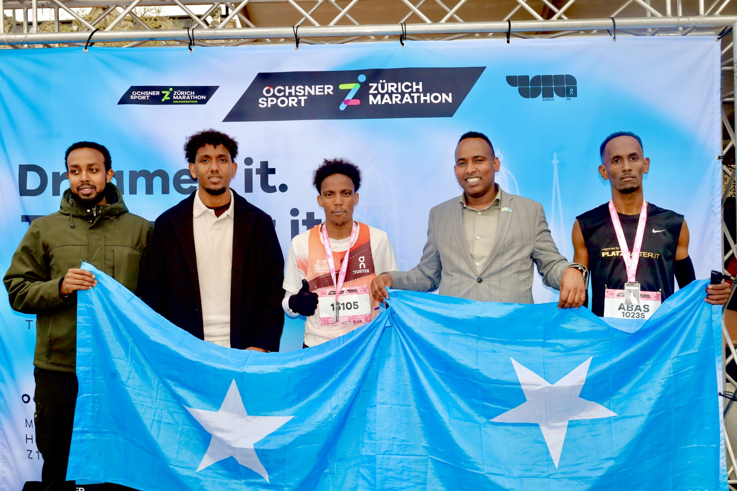 Somalische Gemeinschaft, die die Sportler unterstützt, nahm am Zürich Marathon 10KM teil