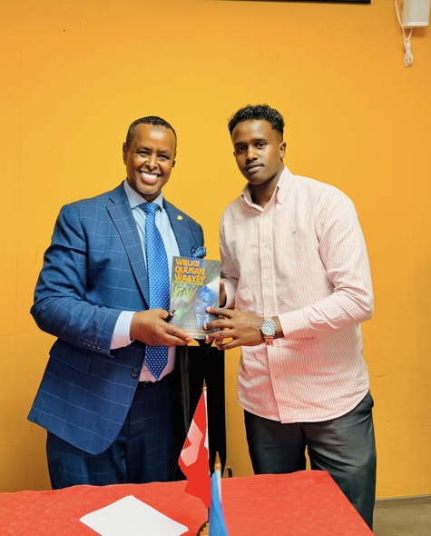 LEITER FÜR ÖFFENTLICHKEITSARBEIT UND INTERNATIONALE ANGELEGENHEITEN DER SOMALI-GEMEINSCHAFT ZÜRICH NIMMT AN DER BUCHPRÄSENTATION „DER JUNGE, DER NICHT AUFGAB“ TEIL
