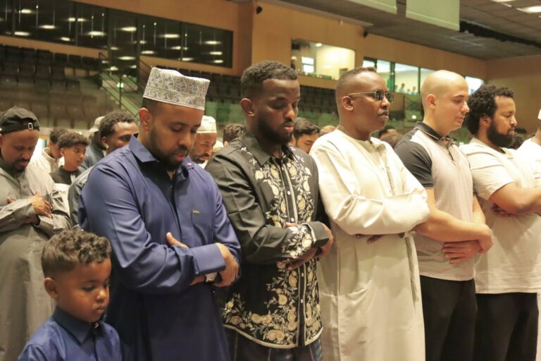 DER VORSITZENDE DER SOMALI-GEMEINSCHAFT IM KANTON ZÜRICH FEIERT DAS EID-GEBET GEMEINSAM MIT DER SOMALISCHEN GEMEINSCHAFT IN DIETIKON